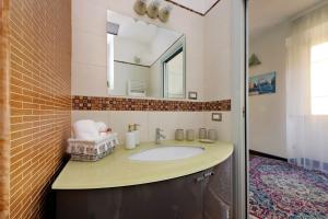 een badkamer met een wastafel en een spiegel bij LUXURY APARTMENT VATICANO-S'PETER BASILICA - NETFLIX Wifi - AirCond in Rome