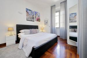 een slaapkamer met een groot bed en een raam bij LUXURY APARTMENT VATICANO-S'PETER BASILICA - NETFLIX Wifi - AirCond in Rome