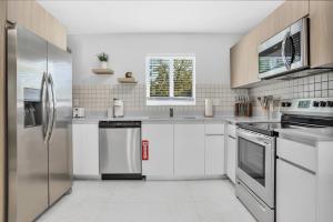 Kuhinja oz. manjša kuhinja v nastanitvi Sistrunk Shades Villas #2 New Downtown Fort Lauderdale Townhomes