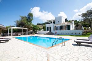 Bazén v ubytovaní Beachfront Villa Victoras - With private beach alebo v jeho blízkosti