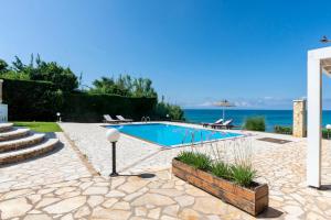 Bazén v ubytovaní Beachfront Villa Victoras - With private beach alebo v jeho blízkosti