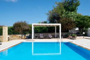 Bazén v ubytovaní Beachfront Villa Victoras - With private beach alebo v jeho blízkosti