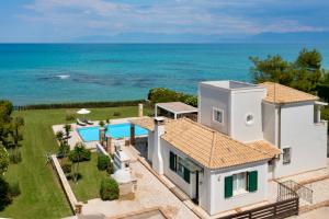 Bazén v ubytovaní Beachfront Villa Victoras - With private beach alebo v jeho blízkosti