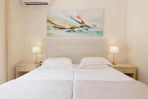 Posteľ alebo postele v izbe v ubytovaní Beachfront Villa Victoras - With private beach