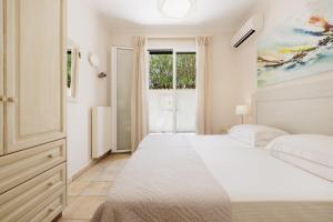 Posteľ alebo postele v izbe v ubytovaní Beachfront Villa Victoras - With private beach