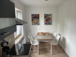 a small kitchen with a table and chairs in a room at Ferienwohnung-Elbland in Coswig