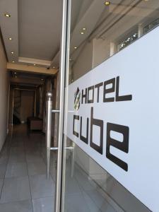 un panneau de sortie de l'hôtel dans un bâtiment dans l'établissement Cube Hotel, à Durban