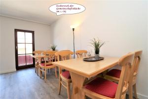 comedor con mesa y sillas en Ferienzimmeranlage Deutsches Haus Deutsches Haus App 27 en Wustrow