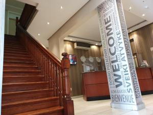 Una escalera en un edificio con un cartel. en Cube Hotel en Durban