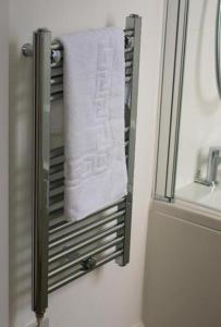 a towel hanging on a towel rack in a bathroom at Lovely 2-bedroom apartment in the heart of chelmsford in Chelmsford