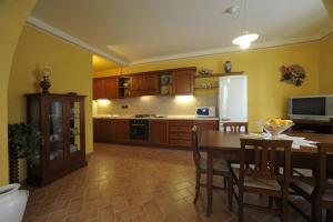 A kitchen or kitchenette at Gli Oleandri