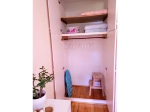 mały pokój z łóżkiem i stołem w obiekcie Apartma Stanka w mieście Bistrica ob Sotli