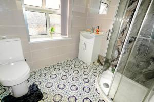 a bathroom with a toilet and a shower at Headingley 2 Bedroom first floor cottage flat Near Universities shops& Park in Leeds +12 photos