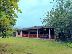 a house with a yard in front of it at Relajante, Mágico cautivador, tranquilidad y Paz - Piedechinche - Santa Elena - Hda El Paraíso. in Piedechinche