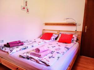 Apartma Stanka في Bistrica ob Sotli: غرفة نوم بسريرين عليها مناشف