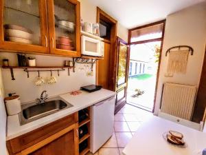 een kleine keuken met een wastafel en een raam bij Apartma Stanka in Bistrica ob Sotli