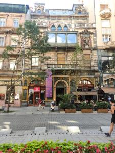 um grande edifício com pessoas andando na frente dele em Broadway 32 em Budapeste