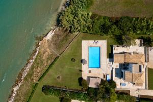 una vista aérea de una casa junto al agua en Beachfront Villa Dionysos - With private beach, en Sidari