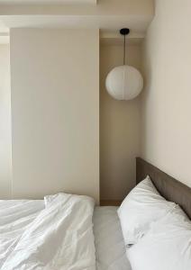 Postel nebo postele na pokoji v ubytování 小隱居Hermit Dorm-聖雄商旅