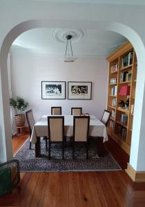 uma sala de jantar com uma mesa branca e cadeiras em Apartment in Centre of Lisbon em Lisboa