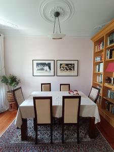 uma sala de jantar com uma mesa branca e cadeiras em Apartment in Centre of Lisbon em Lisboa