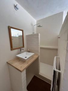 Koupelna v ubytování Suite privée avec accès piscine
