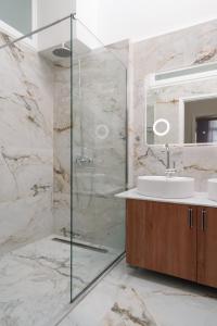 雅典的住宿－The Aeolian，一间带玻璃淋浴和水槽的浴室