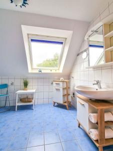 een badkamer met een wastafel en een spiegel bij Backbord in Greetsiel