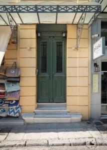 雅典的住宿－The Aeolian，建筑物一侧的绿门