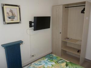 Televízia a/alebo spoločenská miestnosť v ubytovaní Gentlemen appartement au premier étage à 50 metres de la mer