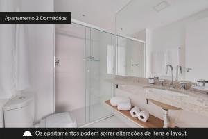 een witte badkamer met een douche en een wastafel bij Charlie Edição Jardim Paulista in Sao Paulo