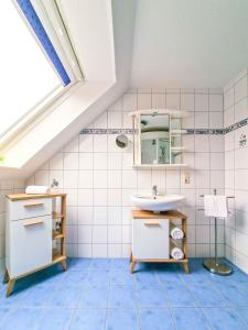 a bathroom with a sink and a mirror at Backbord in Greetsiel