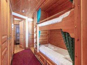 a bedroom with two bunk beds in a cabin at Appartement Val-d'Isère, 2 pièces, 6 personnes - FR-1-694-134 in Val-d'Isère