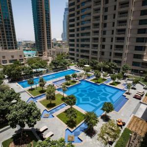 Výhled na bazén z ubytování Nasma Luxury Stays - Sleek and Modern Studio Near Burj Khalifa nebo okolí