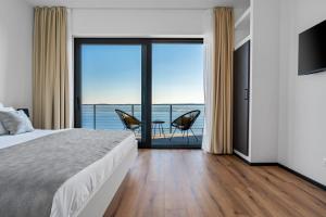 Un dormitorio con una cama y vista al mar. en Villa Mountain Lodge, en Omiš 50 fotos más