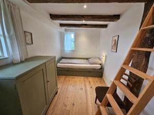 Un pat sau paturi într-o cameră la Haus-Ruhe-unter-Reet