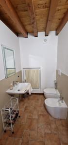 Koupelna v ubytování GESUITIROOMS + 25 fotografií