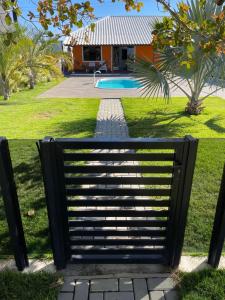 a black metal bench in front of a house at Faith Home 2 in Arraial do Cabo