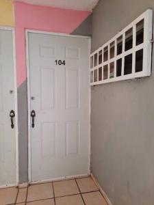 a white door in a room with a pink ceiling at Departamento 2 recamaras 1er pis in Kanasín