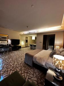 Una habitación de hotel con una cama y un televisor de pantalla plana. en Fashion Avenue Dubai Mall Burj Khalifa View Residence- Formerly Address Dubai Mall, en Dubái