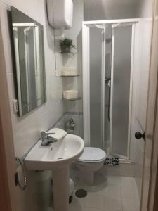 a bathroom with a sink and a toilet and a shower at Espacioso apartamento en Barbate con Wifi in Barbate +35 photos