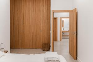 een slaapkamer met een bed en een deur naar een badkamer bij Luxury Top Villa Alhambra Pool close to Sea and Centre in Benalmádena