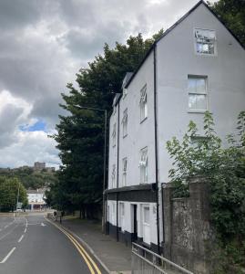 a white building on the side of a street at Hostel Alma in Dover