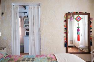 a bedroom with a mirror and a bed at Cuarto Verode Apartamento Santo Domingo in La Guancha