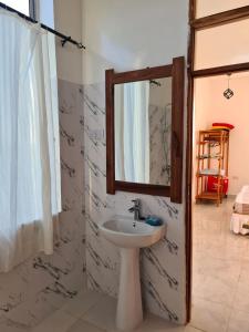 un baño con lavabo y espejo en Five Seasons Zanzibar opposite Mnemba island Hotel, en Makunge