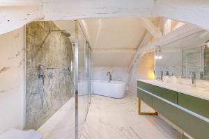 Courmemin的住宿－L'hermine de Sologne，带浴缸、水槽和淋浴的浴室