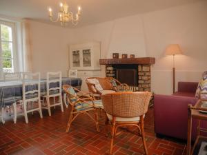 - un salon avec des chaises et une cheminée dans l'établissement Maison Locmaria, 6 pièces, 9 personnes - FR-1-418-199, à Locmaria