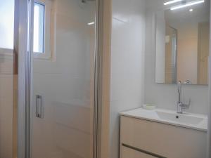 Łazienka w obiekcie Maison Neuve Confortable Proche Plages à Locmaria – Jardin, Terrasse, Wifi, Classée 3* - FR-1-418-209