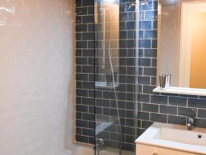 Baðherbergi á Appartement Le Palais, 3 pièces, 4 personnes - FR-1-418-214