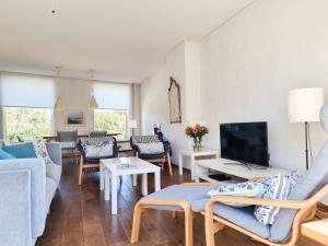 ein Wohnzimmer mit Sofas und einem TV in der Unterkunft Ruim appartement Vlissingen VL23 in Vlissingen